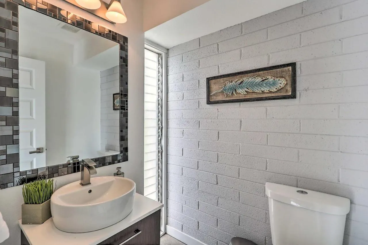 Дом отдыха Chic Scottsdale Home With Balcony, Walk To Old Town!