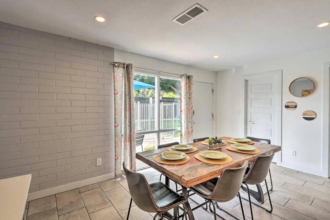Дом отдыха Chic Scottsdale Home With Balcony, Walk To Old Town!