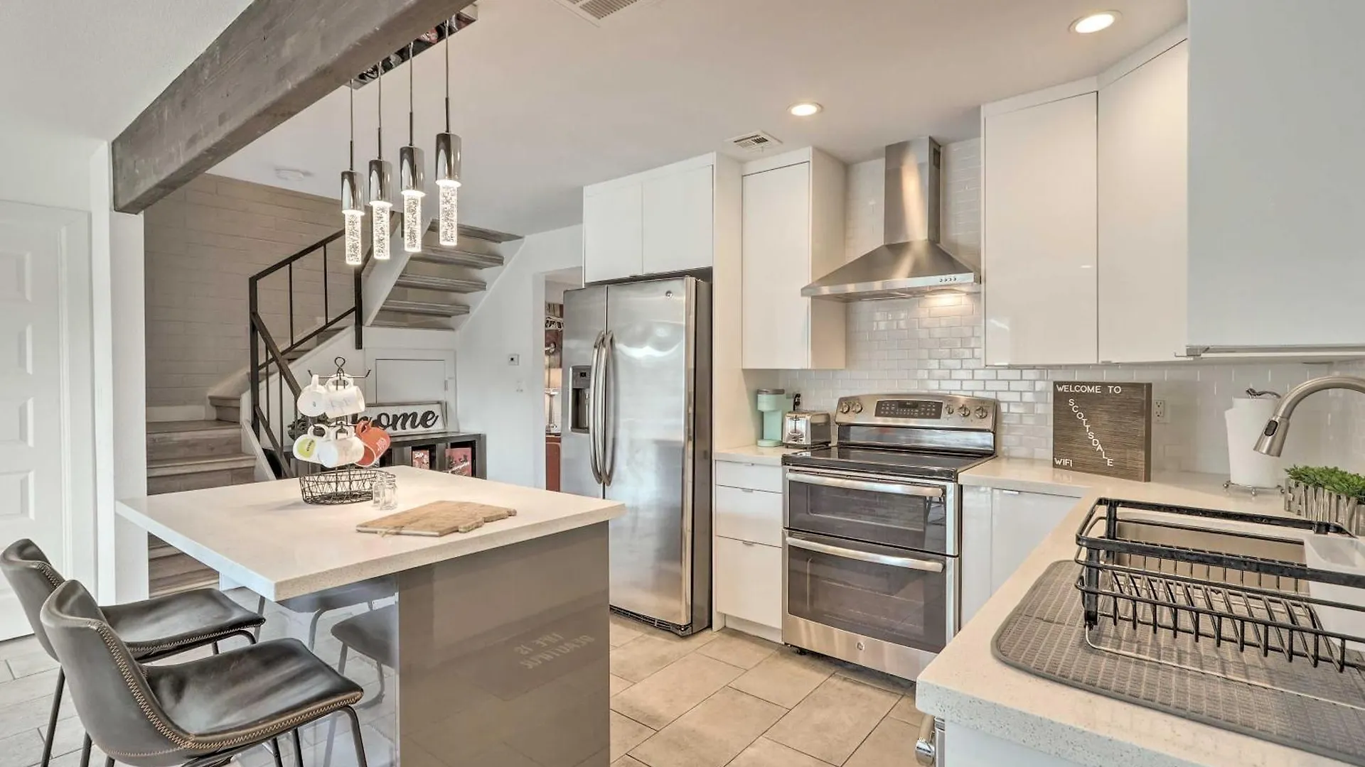 Дом отдыха Chic Scottsdale Home With Balcony, Walk To Old Town!